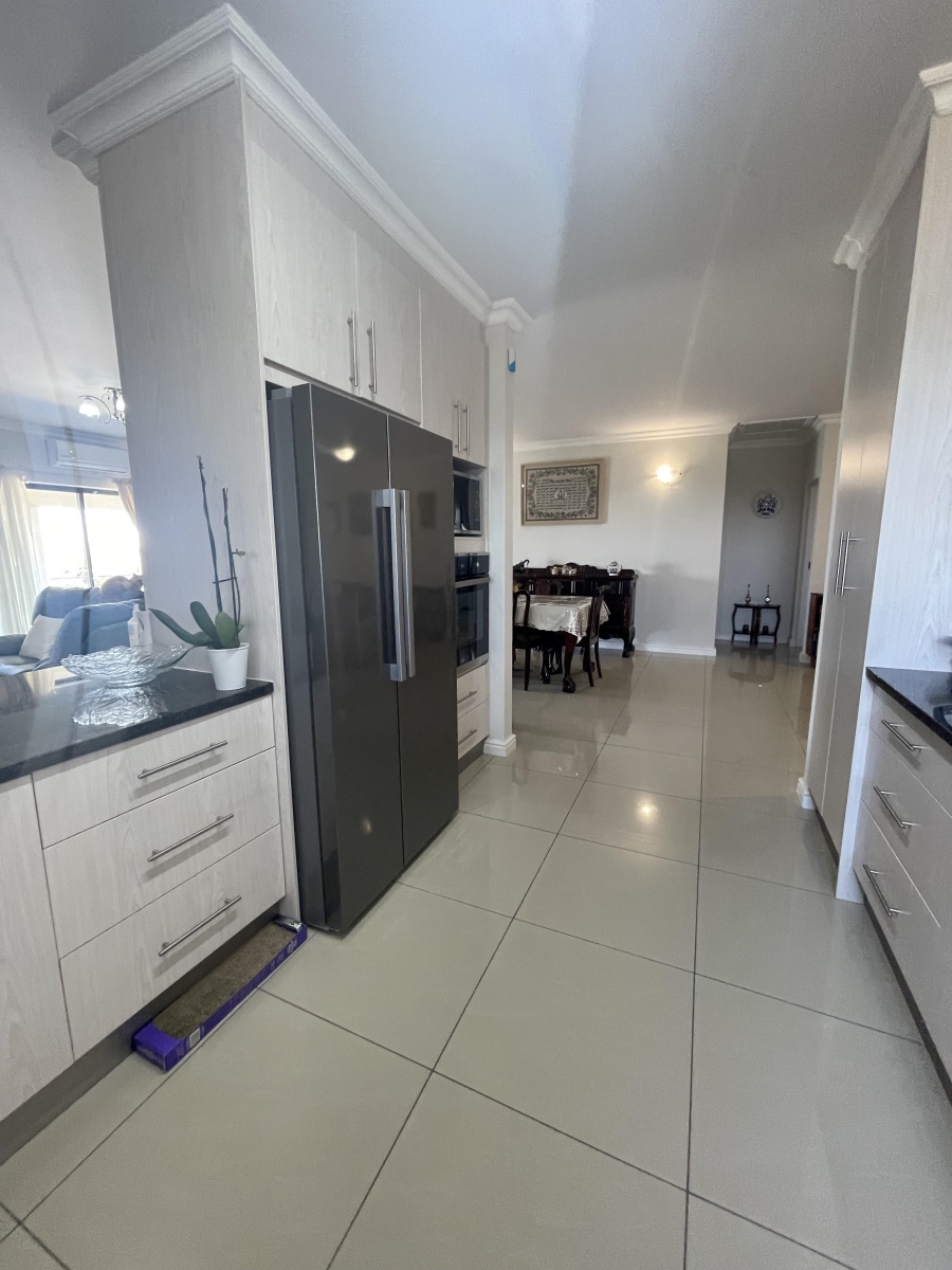 5 Bedroom Property for Sale in Cove Rock Eastern Cape